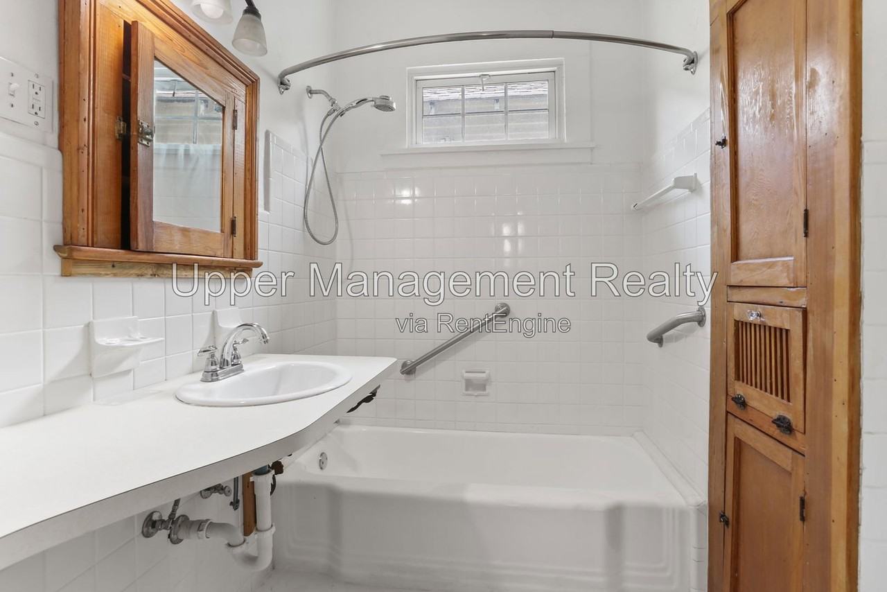 806 Constantinople St - Photo 6 of 19