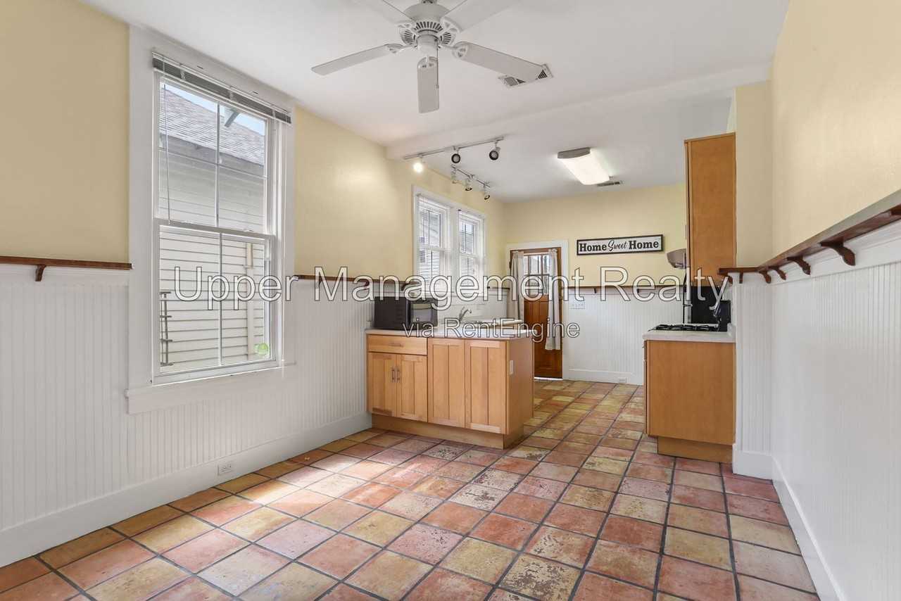 806 Constantinople St - Photo 7 of 19