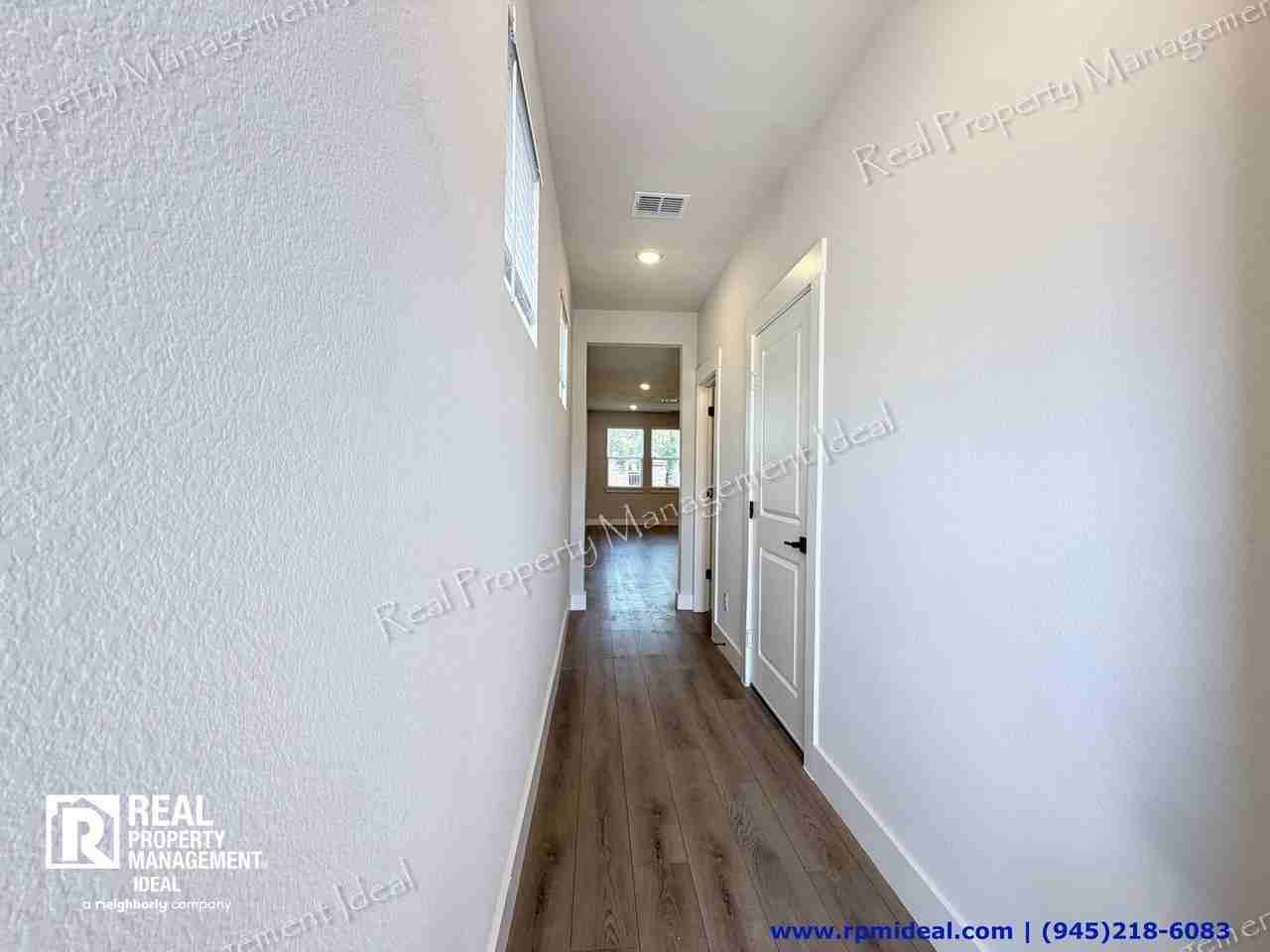 1707 Zachary Ave - Photo 4 of 30