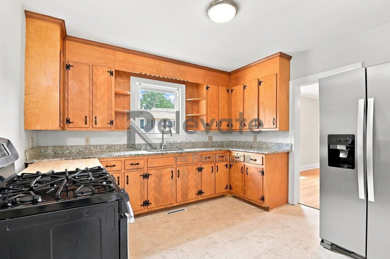 1425 Dinwiddie Ave - Photo 3 of 17