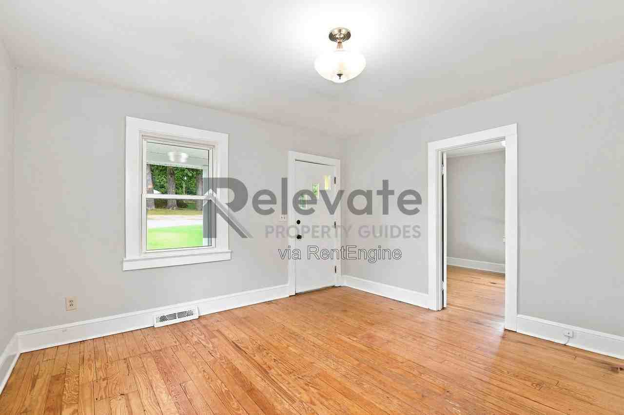 1425 Dinwiddie Ave - Photo 5 of 17