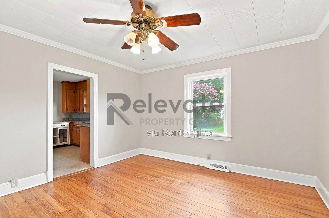 1425 Dinwiddie Ave - Photo 6 of 17