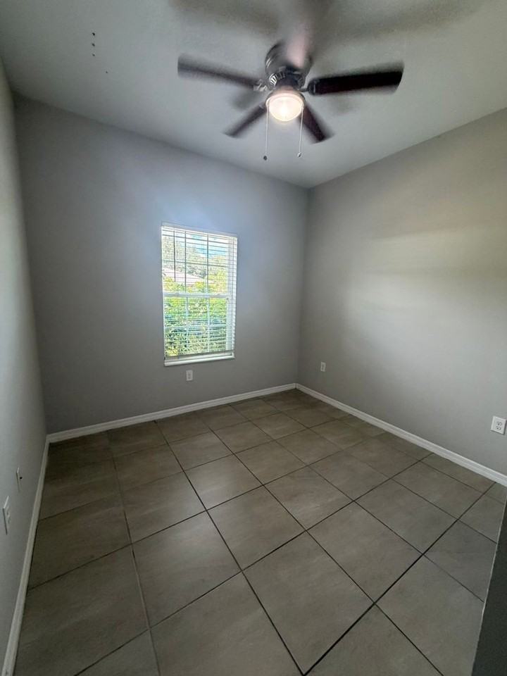 2302 Ne 6th St - Photo 3 of 21