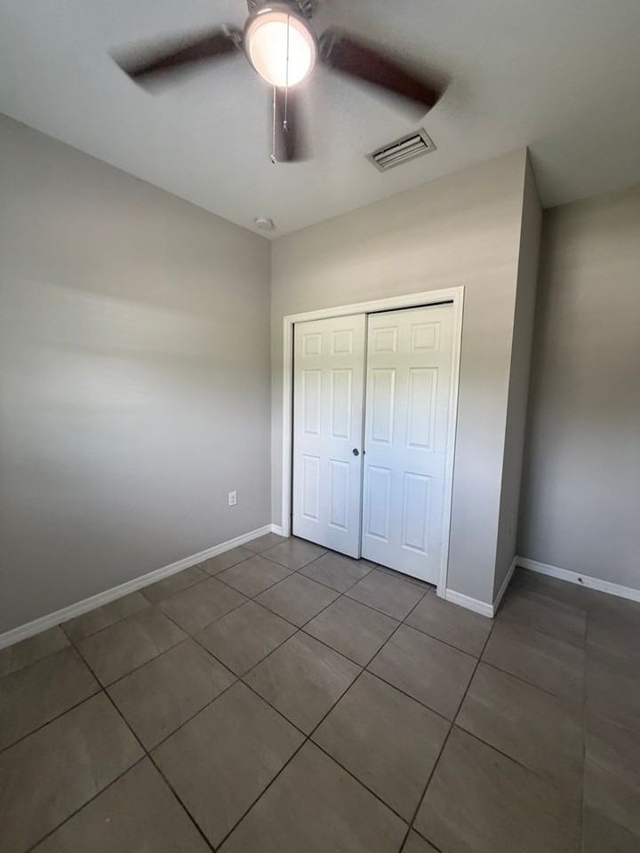 2302 Ne 6th St - Photo 4 of 21