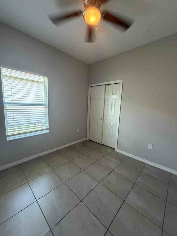 2302 Ne 6th St - Photo 6 of 21