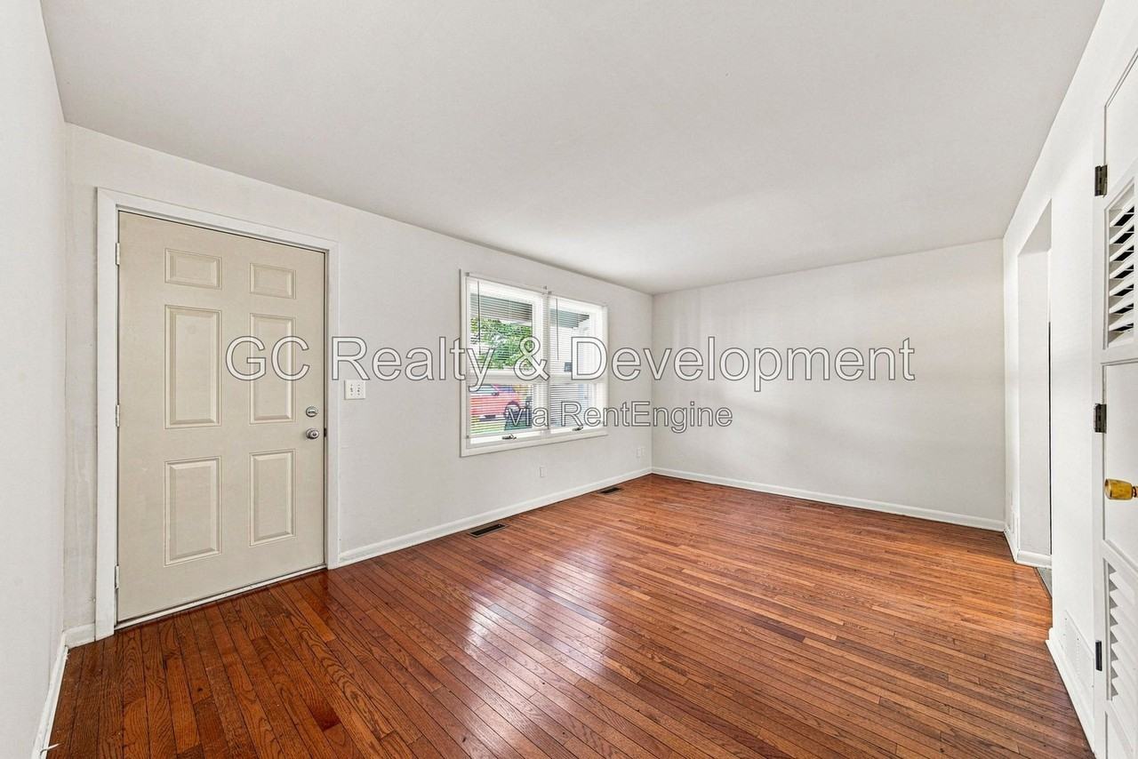 913 3rd St #909 - Photo 4 of 14