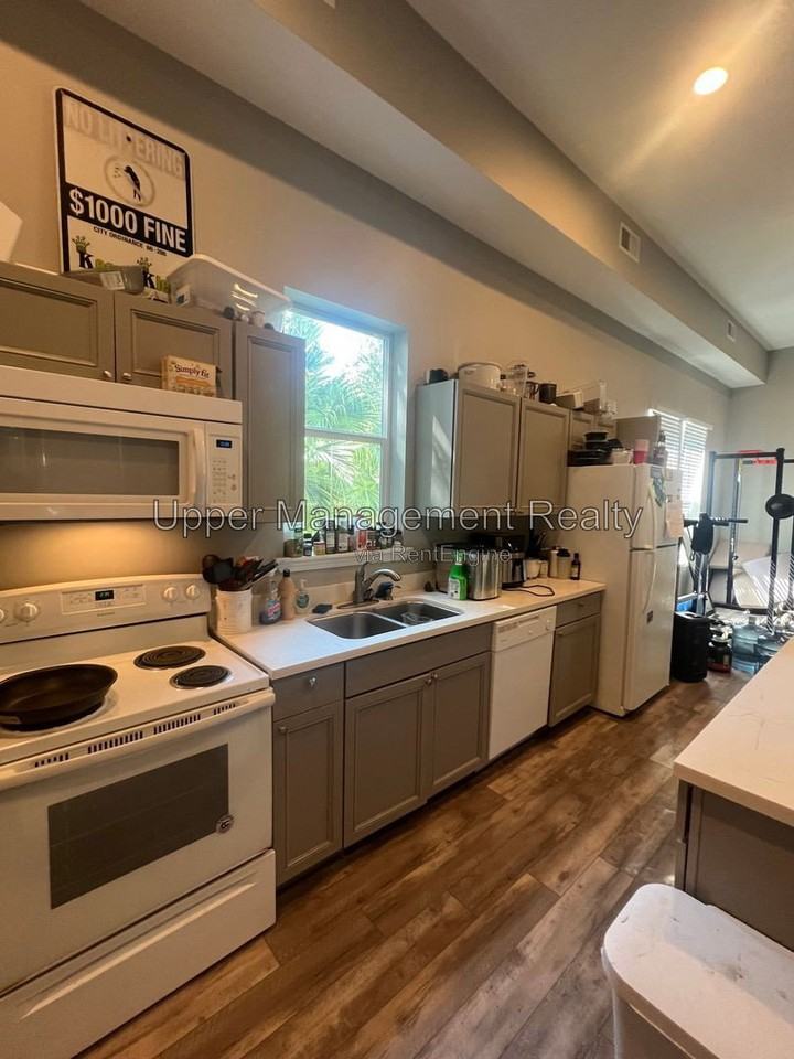 7414 Burthe St #B - Photo 2 of 5
