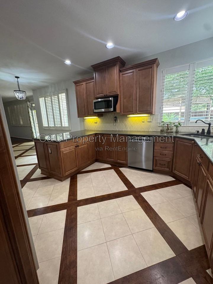 1908 Mount Powell Ct - Photo 3 of 14