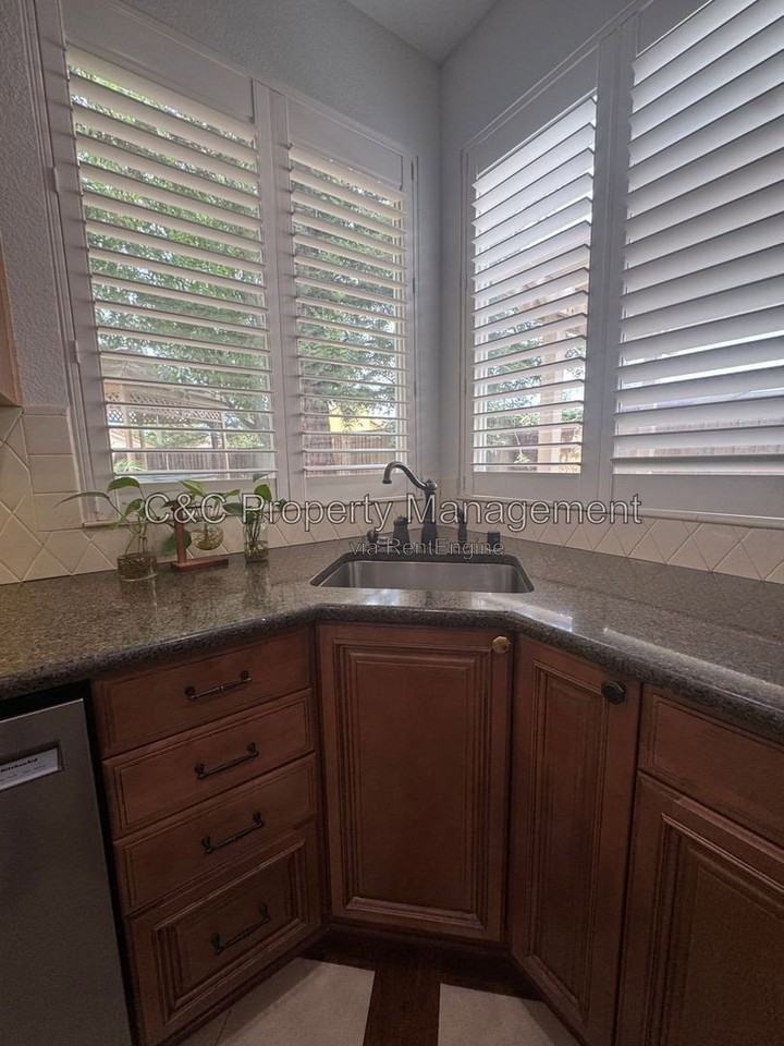 1908 Mount Powell Ct - Photo 4 of 14