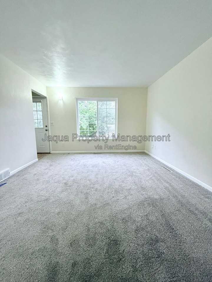 817 Clover St #817 - Photo 4 of 15