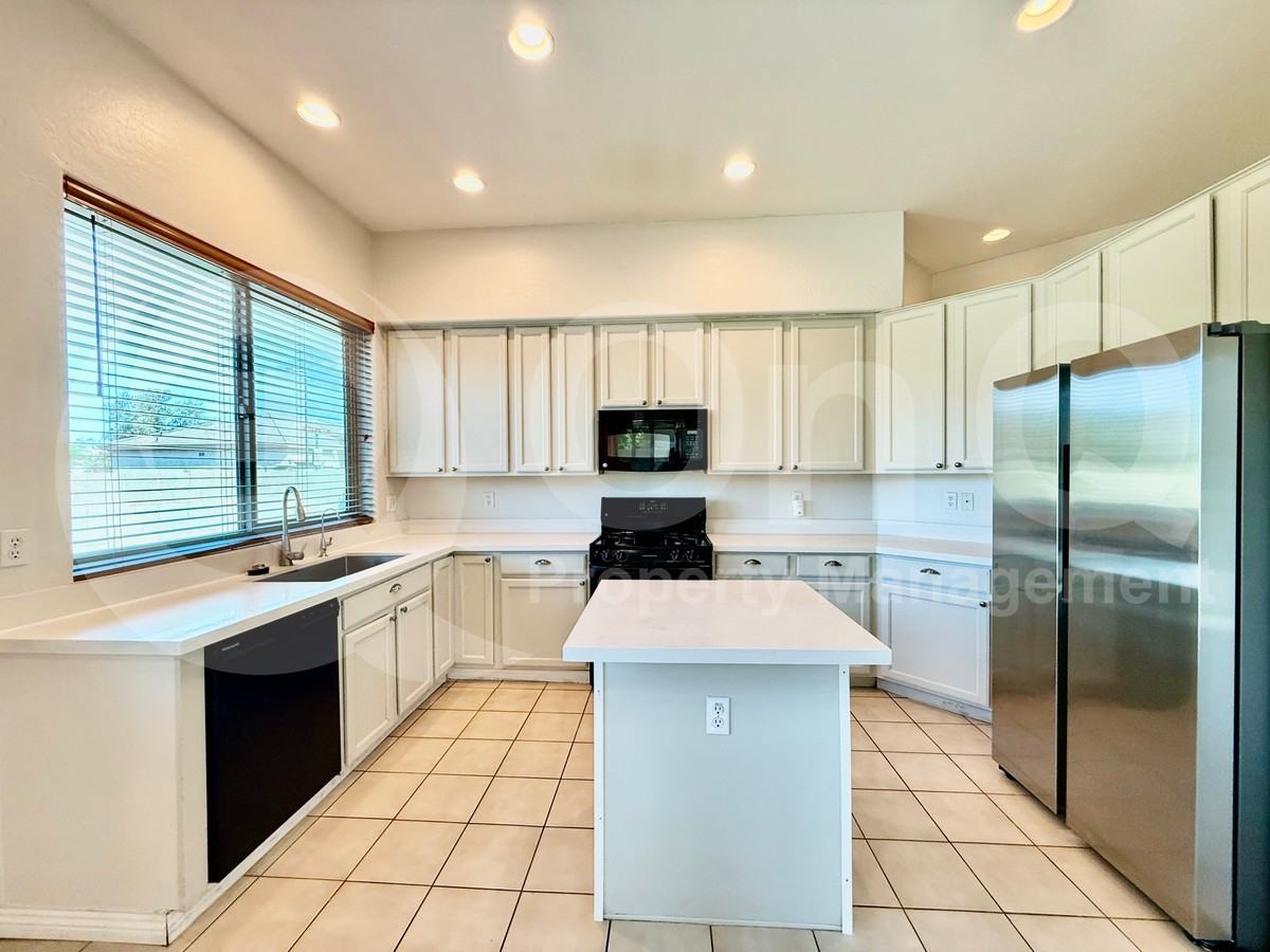 827 E Sheffield Ave - Photo 4 of 25
