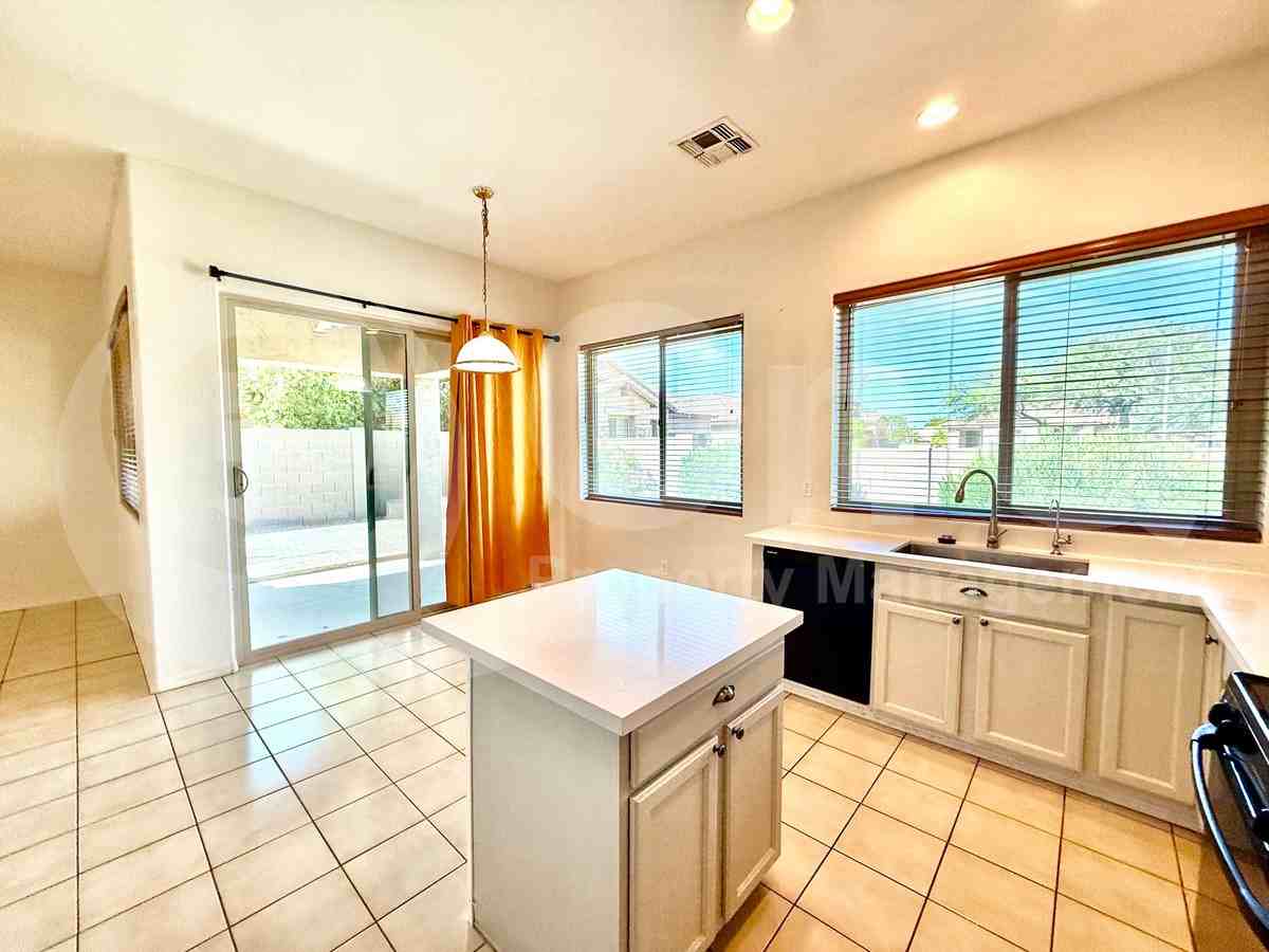 827 E Sheffield Ave - Photo 5 of 25
