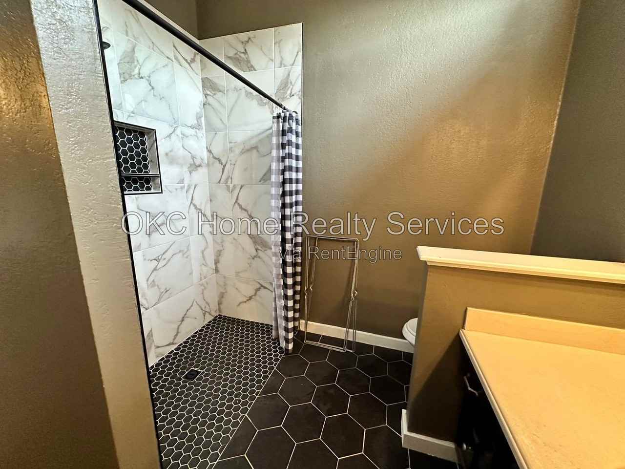 8300 Nw 86th St - Photo 7 of 27