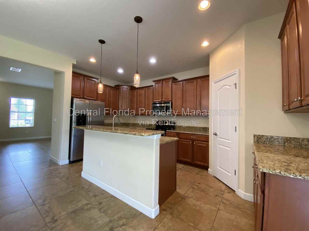6119 Waterside Island Ln - Photo 7 of 33