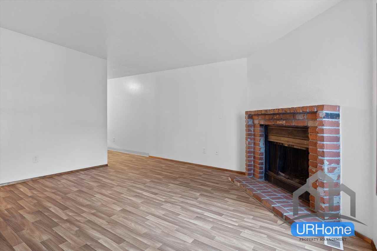 424 Se 169th Ave - Photo 2 of 17