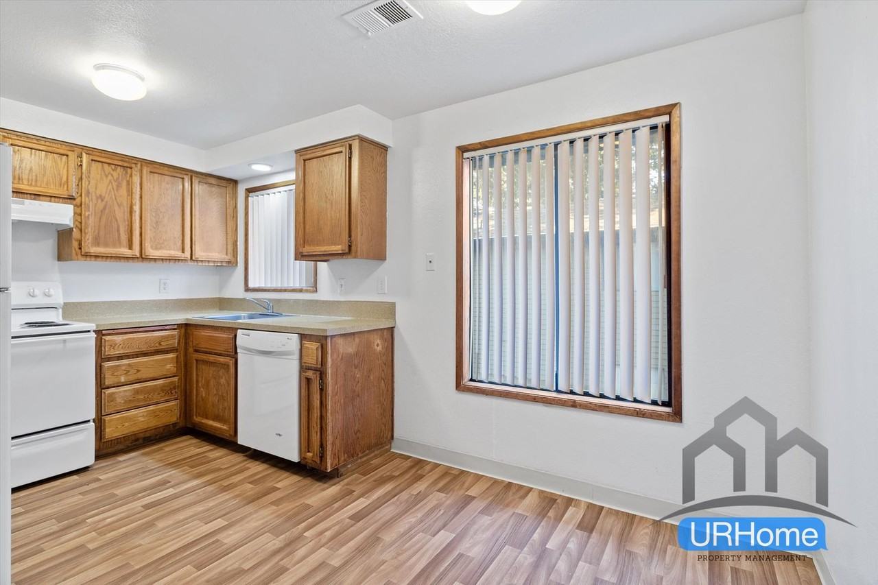 424 Se 169th Ave - Photo 4 of 17