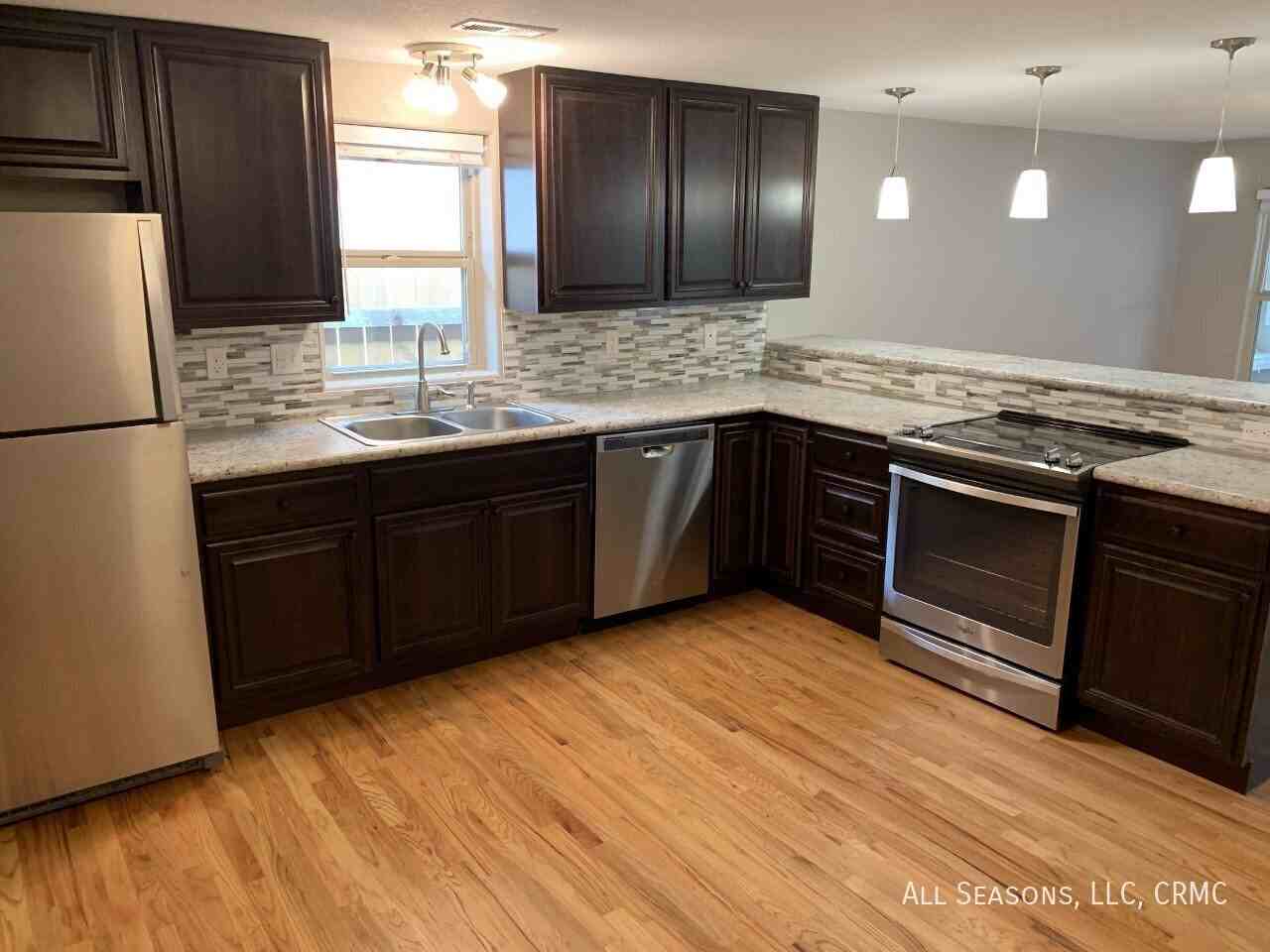 720 S Cascade Ave - Photo 3 of 7