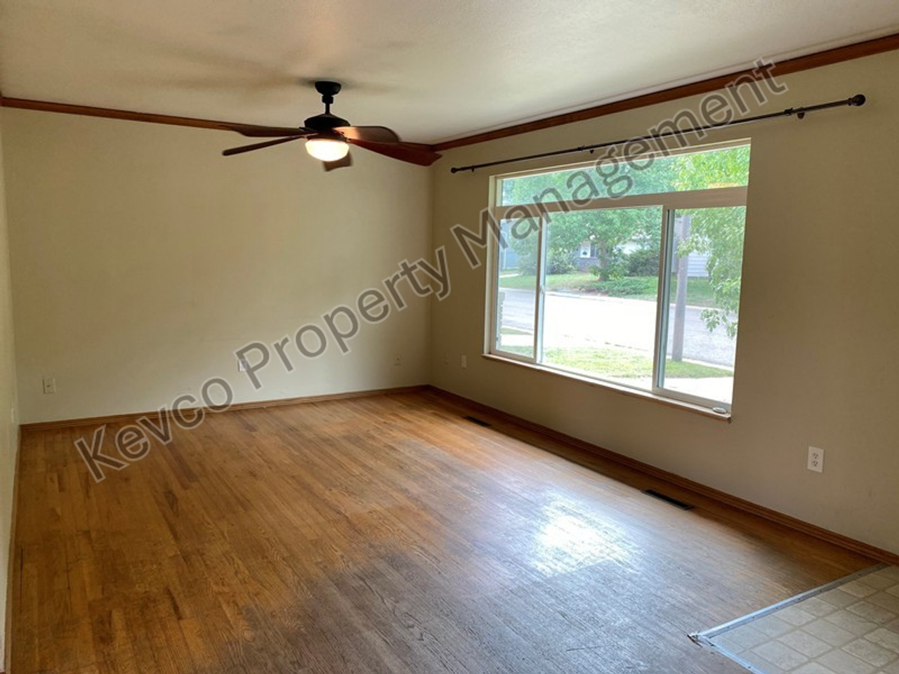 1400 Hillcrest Dr - Photo 3 of 33