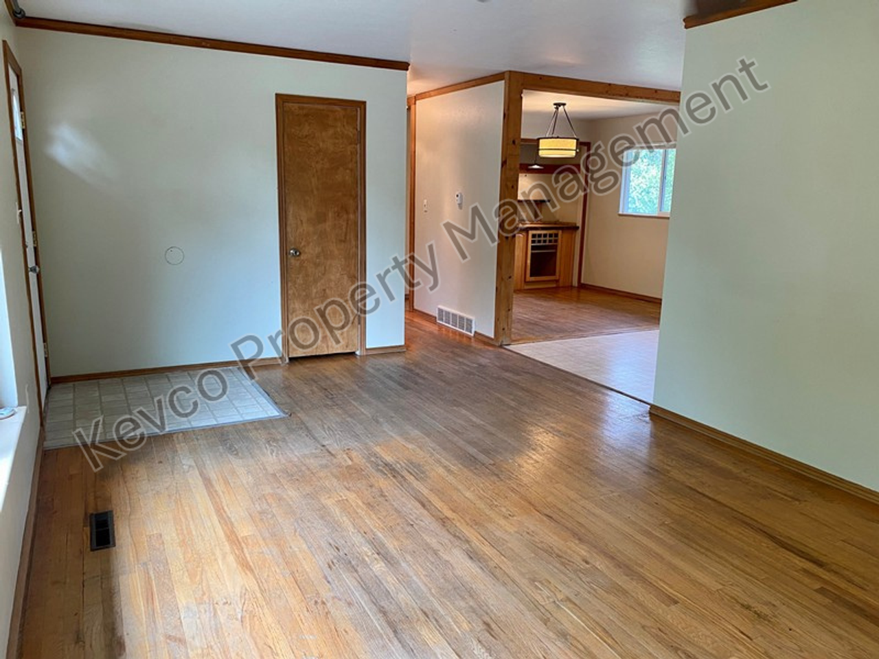 1400 Hillcrest Dr - Photo 5 of 33