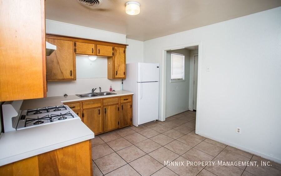 4638 52nd St #B - Photo 5 of 21