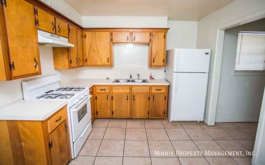 4638 52nd St #B - Photo 6 of 21