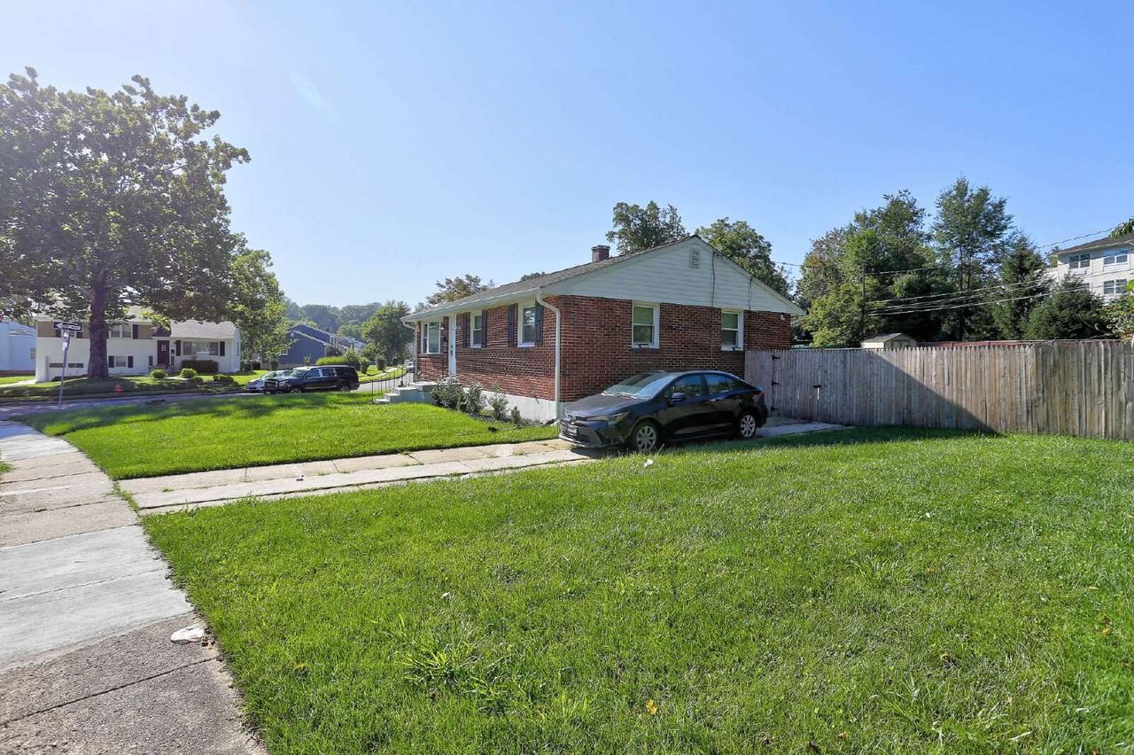 8523 Fieldway Dr - Photo 4 of 40
