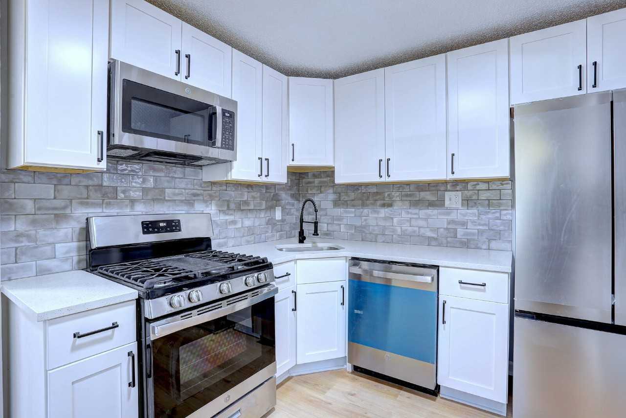 8523 Fieldway Dr - Photo 6 of 40