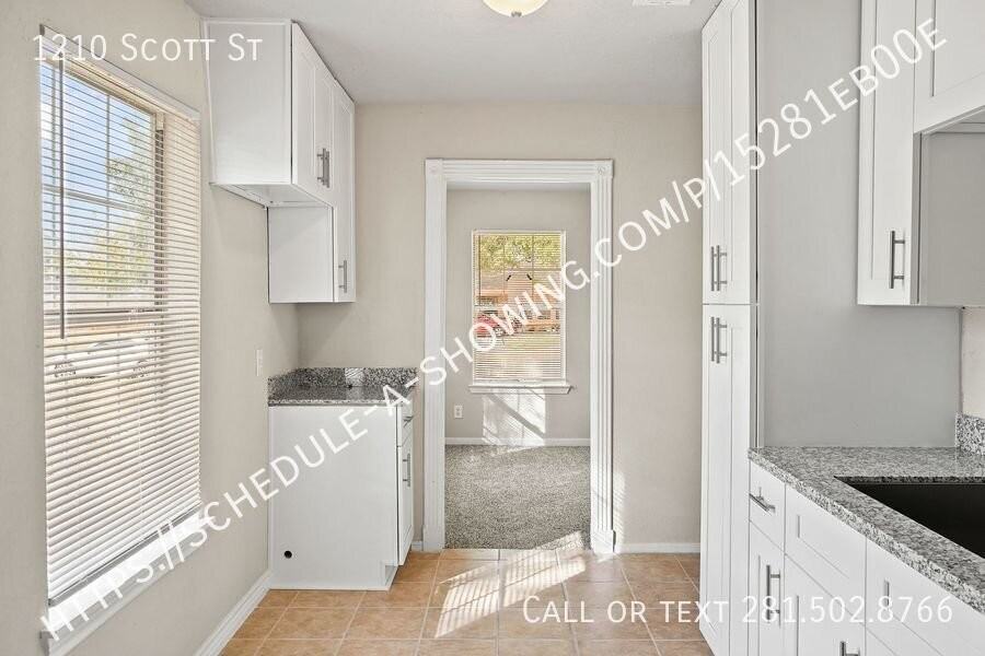 1210 Scott St - Photo 3 of 8