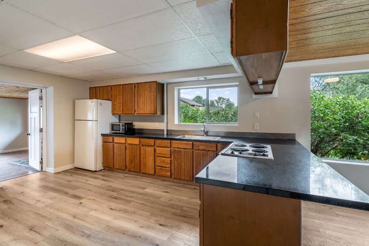 306 Mill St - Photo 5 of 21