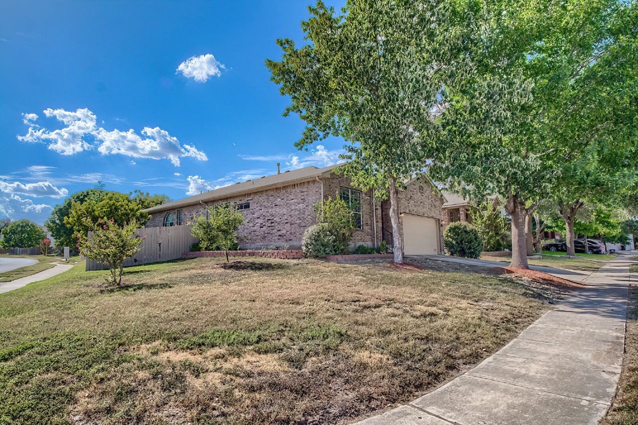 6303 Big Bend Cv - Photo 2 of 32
