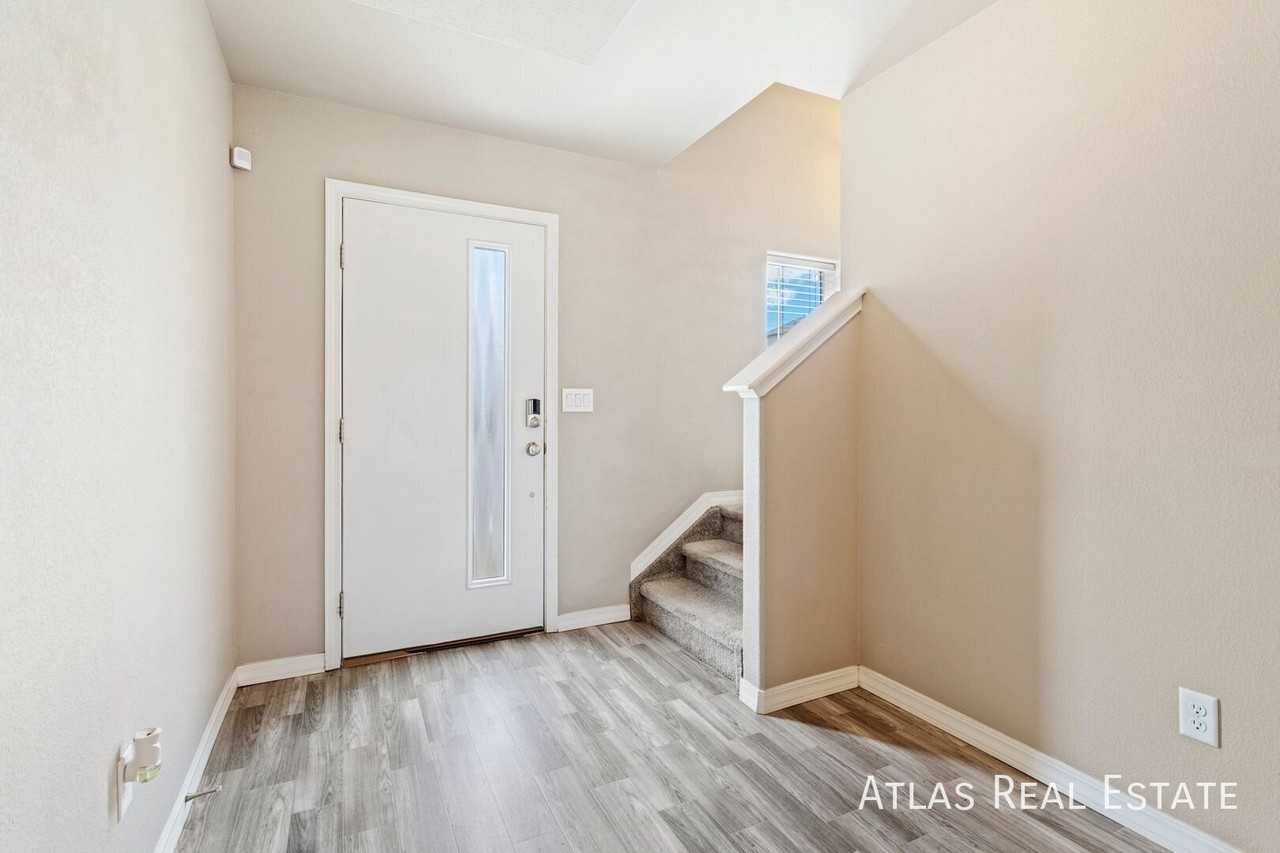 834 Grissom Dr - Photo 5 of 29