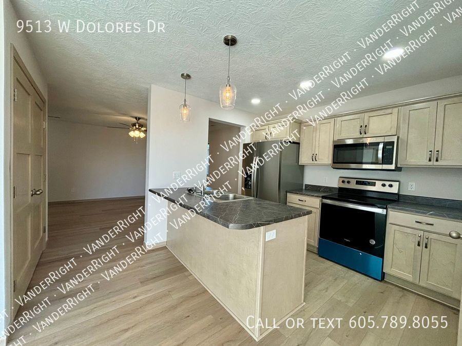 9513 W Dolores Dr - Photo 4 of 21