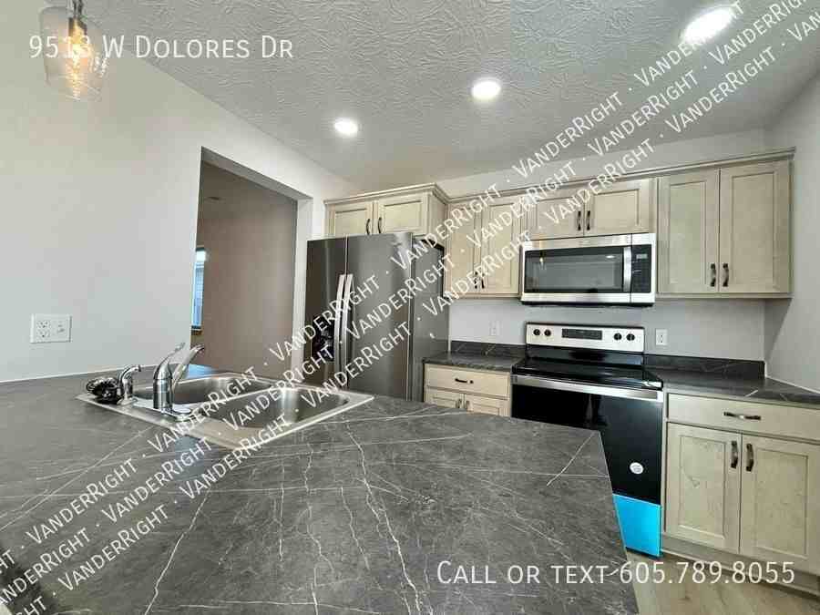 9513 W Dolores Dr - Photo 6 of 21