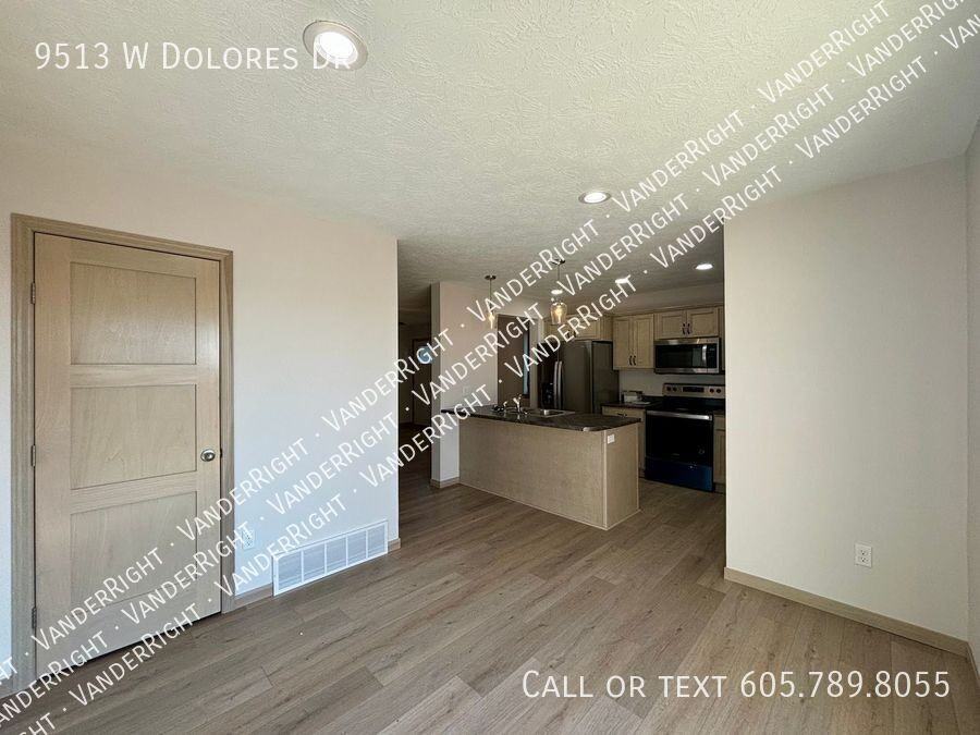9513 W Dolores Dr - Photo 7 of 21