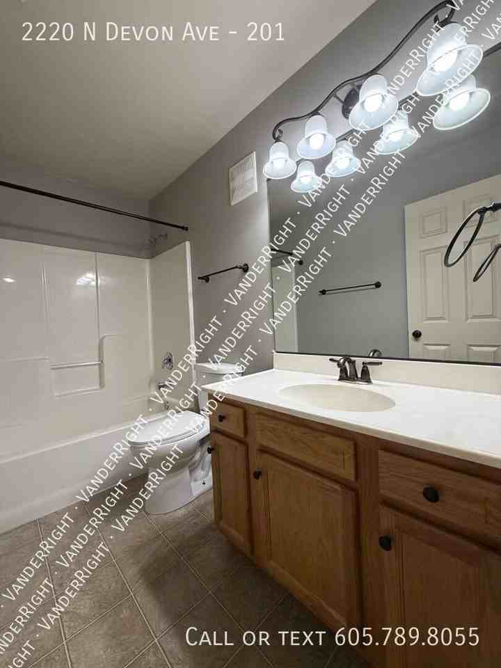 2220 N Devon Ave #201 - Photo 7 of 12