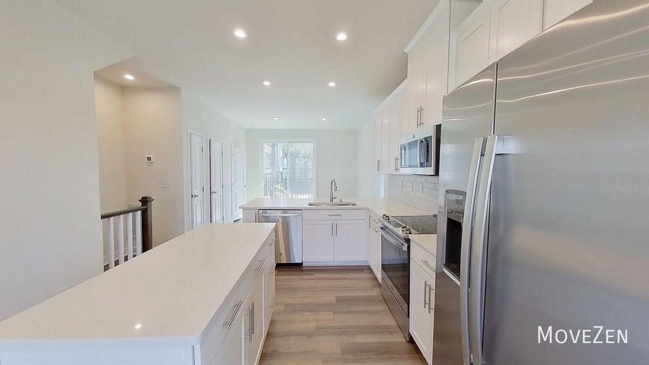 3645 S Tryon St - Photo 3 of 50