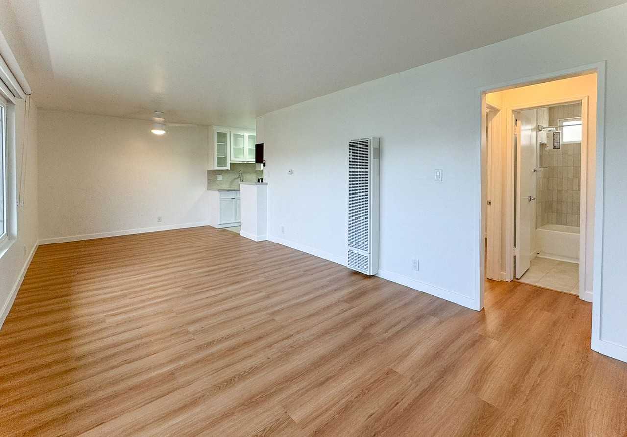 418 Rose Ave #4 - Photo 3 of 13