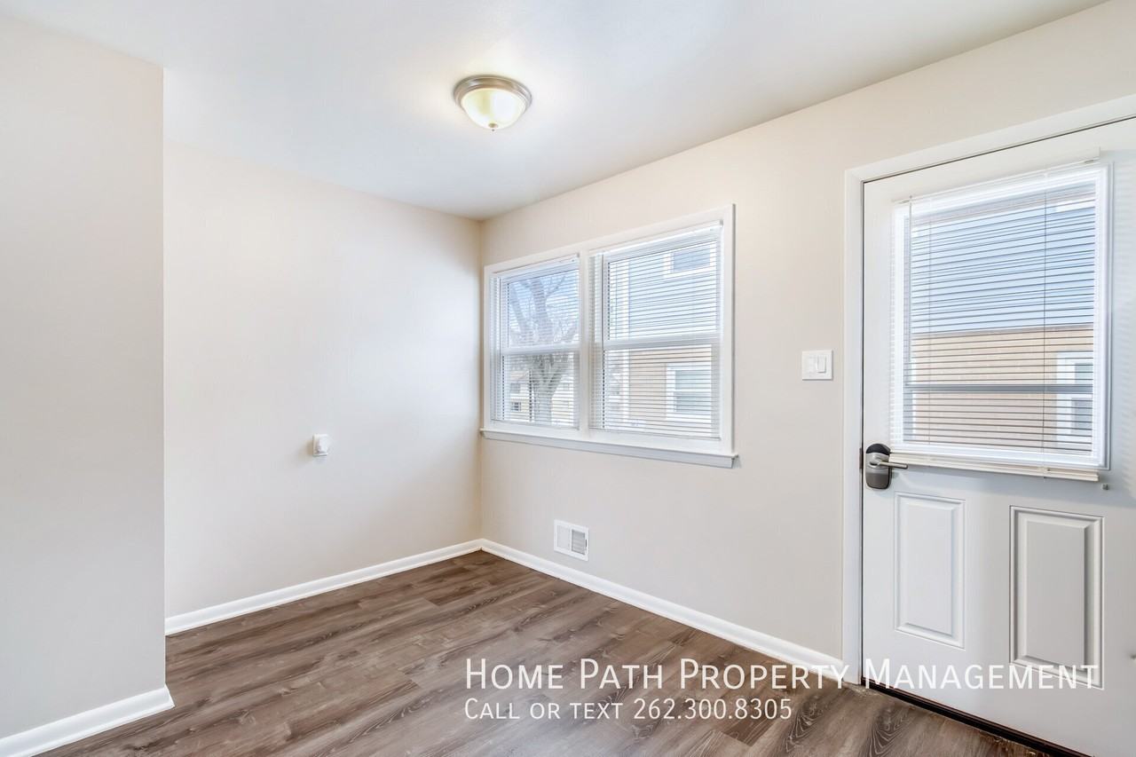147 S Grand Ave #3 - Photo 5 of 14