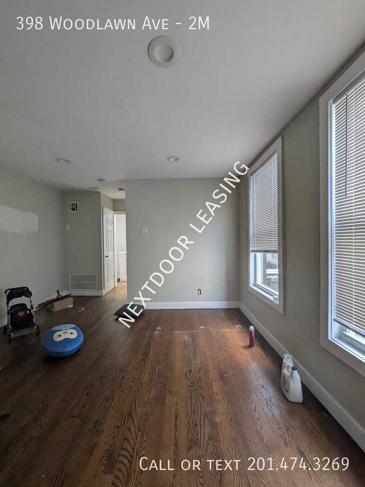 398 Woodlawn Ave #2M - Photo 7 of 10