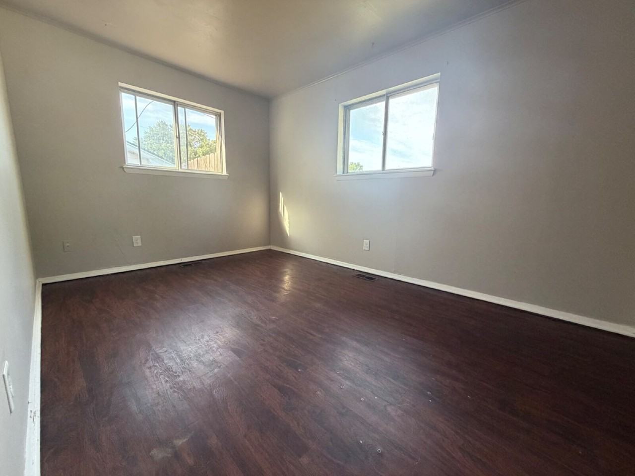 2402 S Hickory Ave - Photo 4 of 11