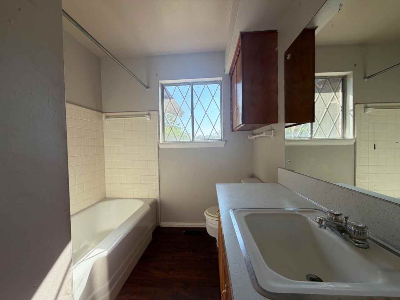2402 S Hickory Ave - Photo 6 of 11