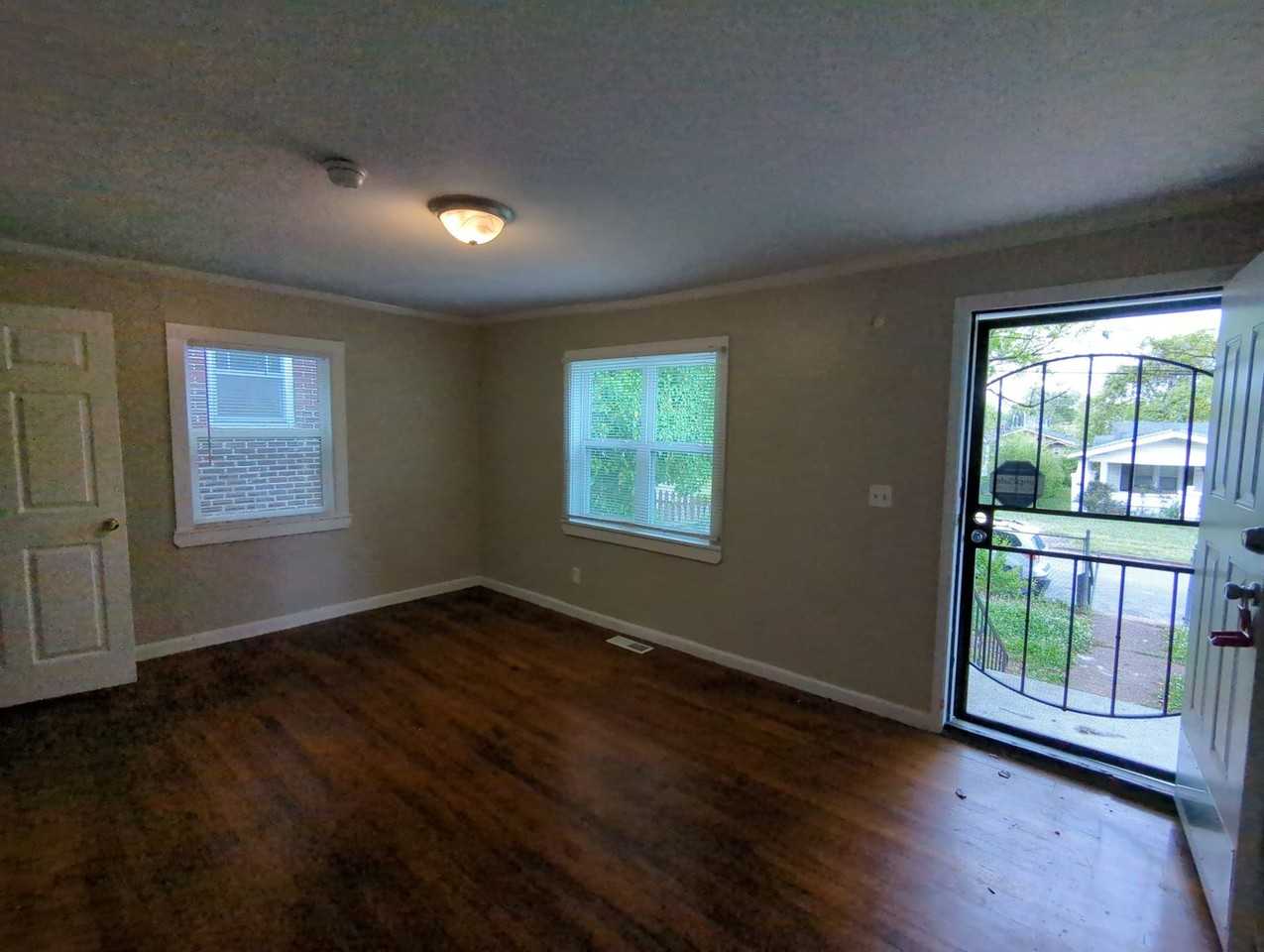 2419 Vine St - Photo 4 of 14