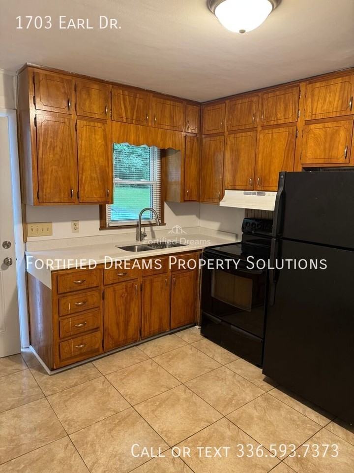 1703 Earl Dr - Photo 3 of 8
