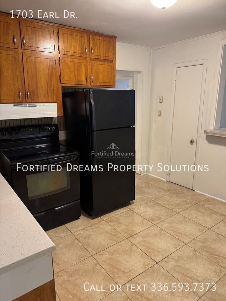 1703 Earl Dr - Photo 5 of 8