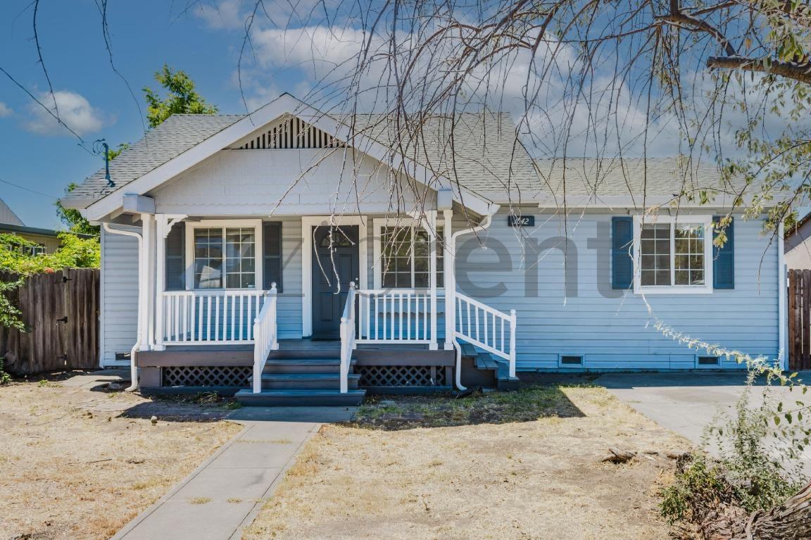 1042 Las Palmas Ave - Photo 2 of 50