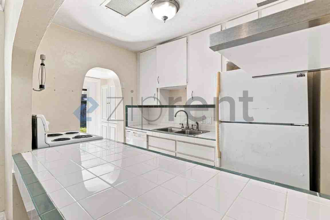 3614 S Sterling Ave - Photo 2 of 26