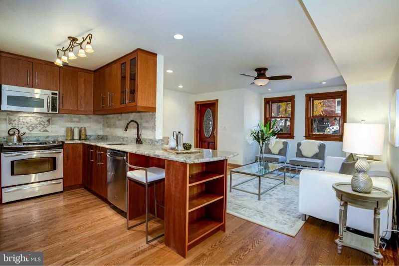 313 6th St Se #1 - Photo 3 of 28