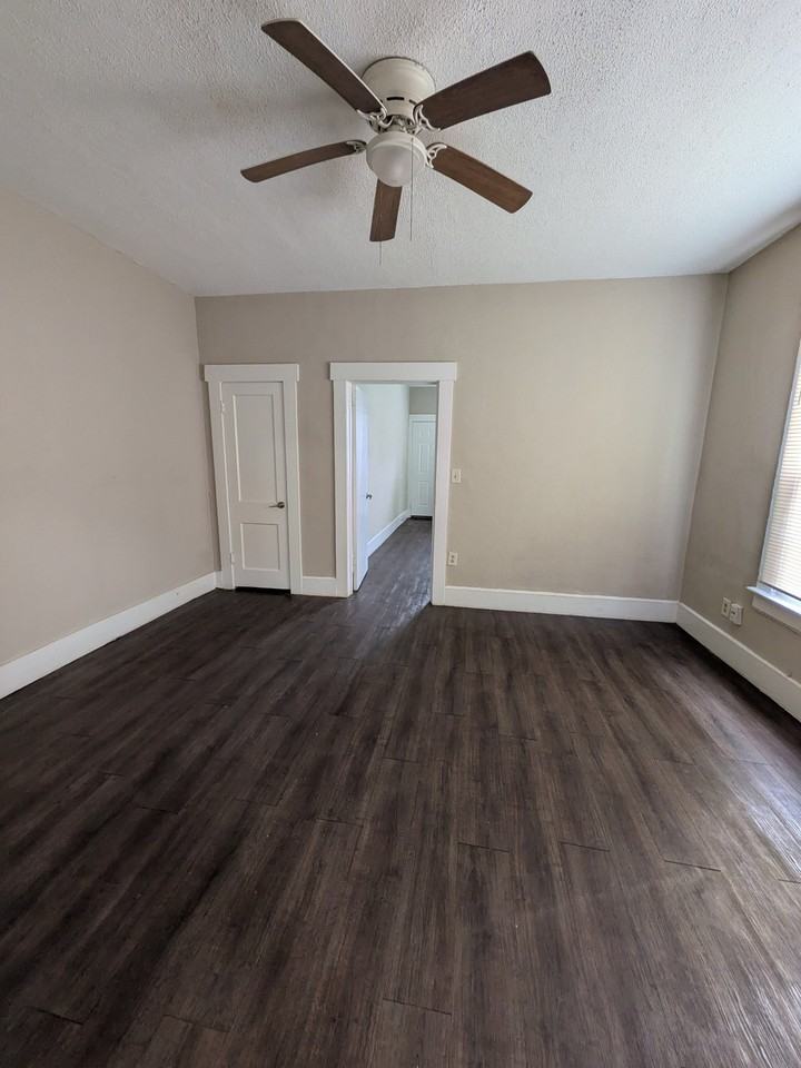 234 E 18th St - Photo 3 of 9