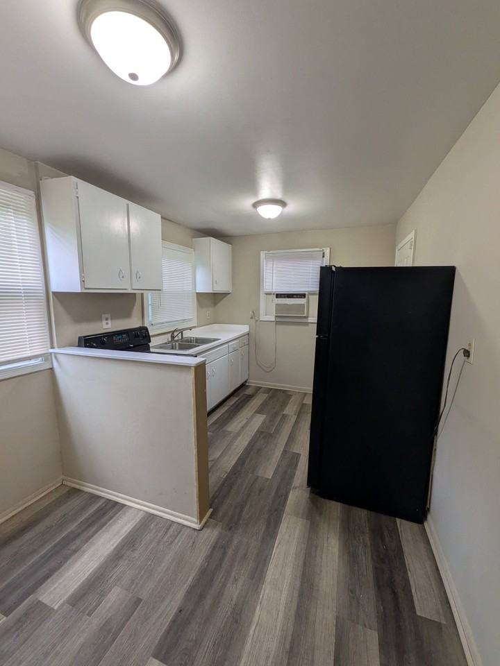 234 E 18th St - Photo 4 of 9