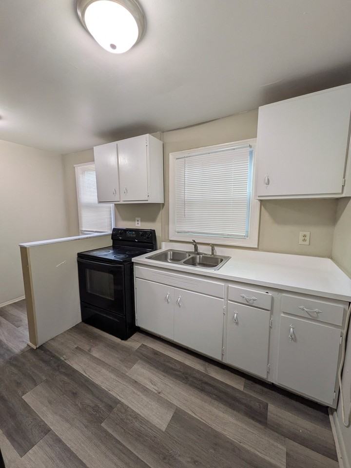 234 E 18th St - Photo 5 of 9